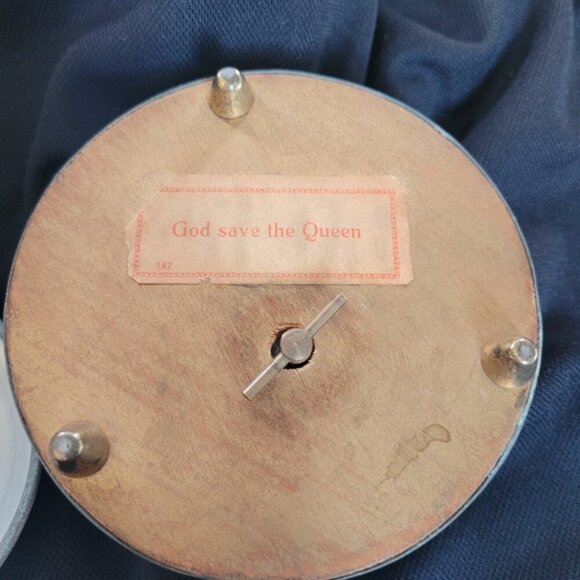 1930s /40s Lidded Aluminum Powder Puff Trinket Music Box Courting Couple 4x2.5" - Picture 6 of 6